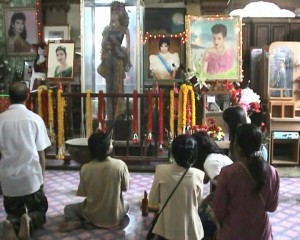 พุ่มพวง พุ่มพวงหุ่นรูปที่ 2 อยู่ที่ศาลาสุธรรมรัตราฎร์บำรุง วัดทับกระดาน