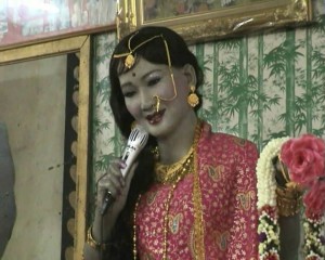 พุ่มพวง พุ่มพวงหุ่นรูปที่ 4 อยู่ที่ศาลาสุธรรมรัตราฎร์บำรุง วัดทับกระดาน